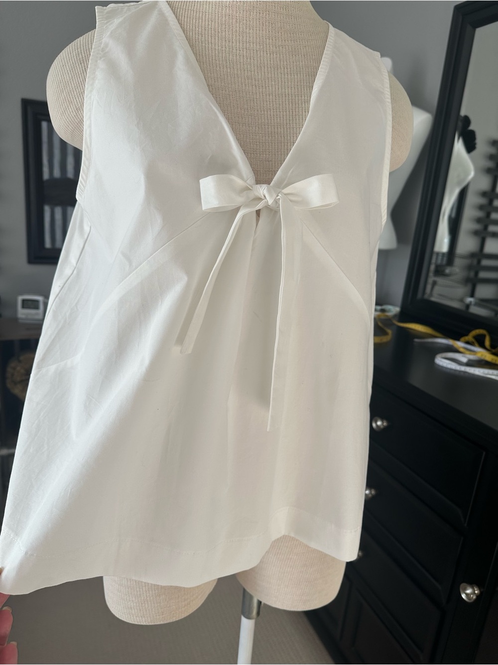 All:Row white top with V-neck and bow, size large